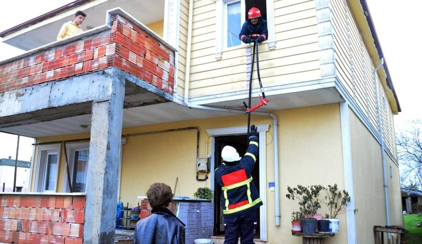 Sobaya atılan fındık kabukları, evi kül ediyordu