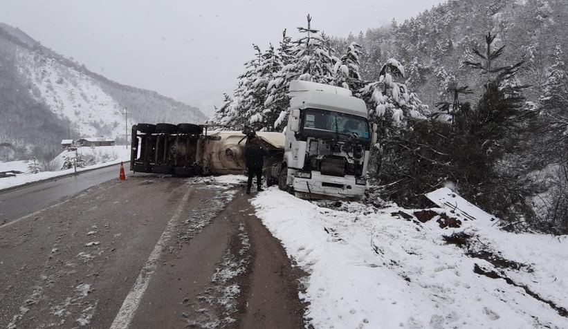 Soda taşıyan tır devrildi