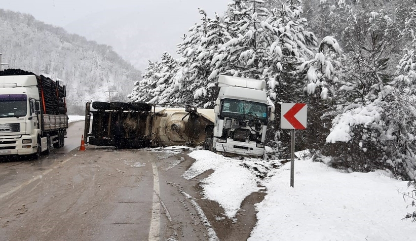 Soda taşıyan tır devrildi