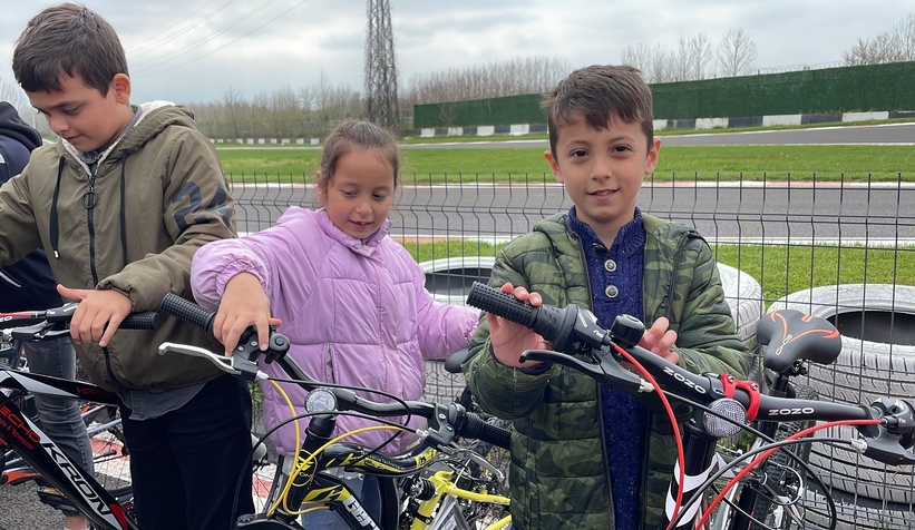 Sofuoğlu'ndan minik depremzedelere bisiklet hediyesi