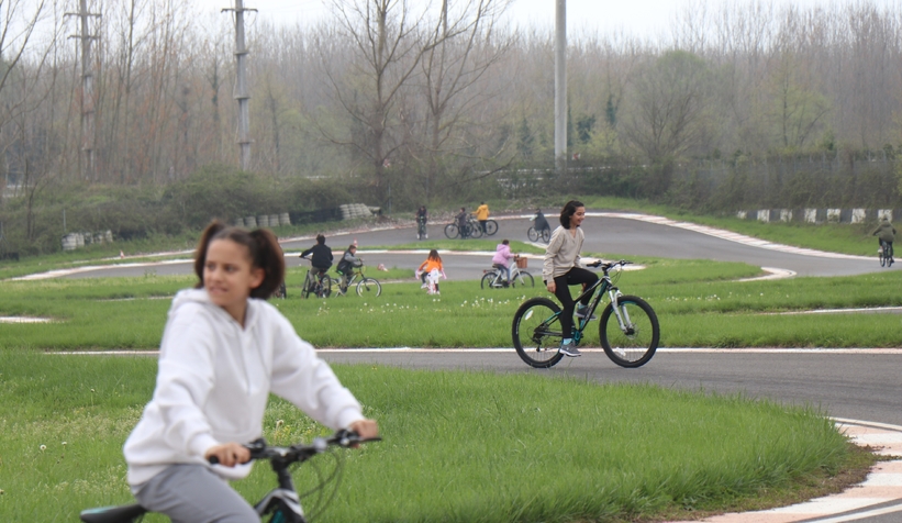 Sofuoğlu'ndan minik depremzedelere bisiklet hediyesi