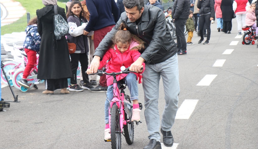 Sofuoğlu'ndan minik depremzedelere bisiklet hediyesi