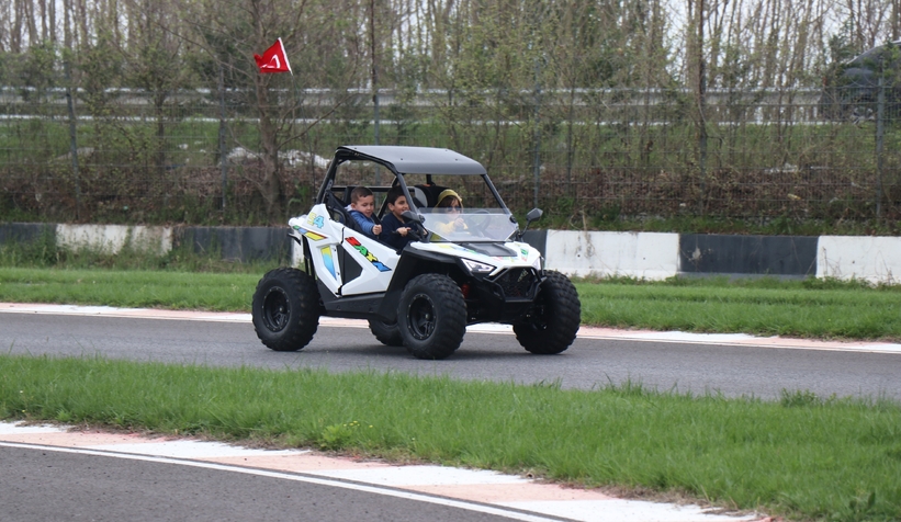 Sofuoğlu'ndan minik depremzedelere bisiklet hediyesi