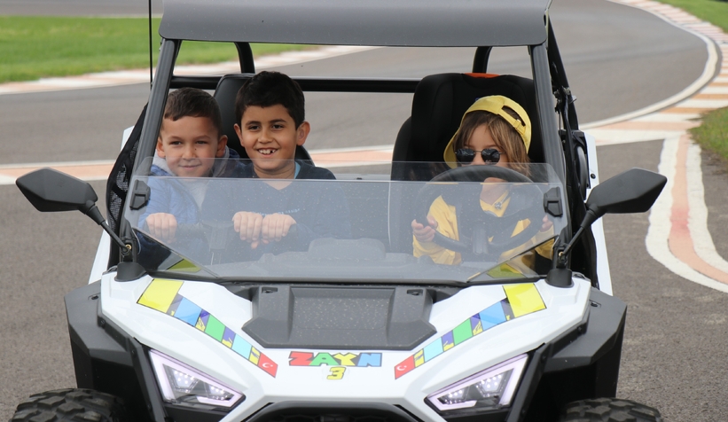 Sofuoğlu'ndan minik depremzedelere bisiklet hediyesi