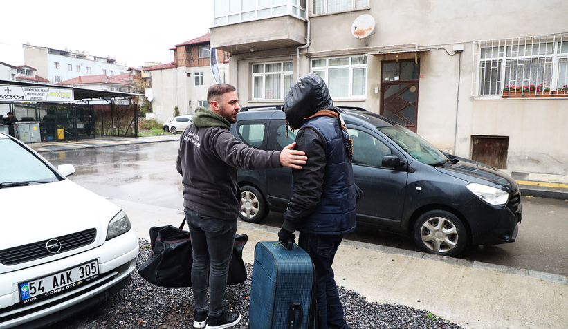 soguk-kis-gununde-sokaktaki-kimsesizlerin-ailesi-buyuksehirsmqybjvleu