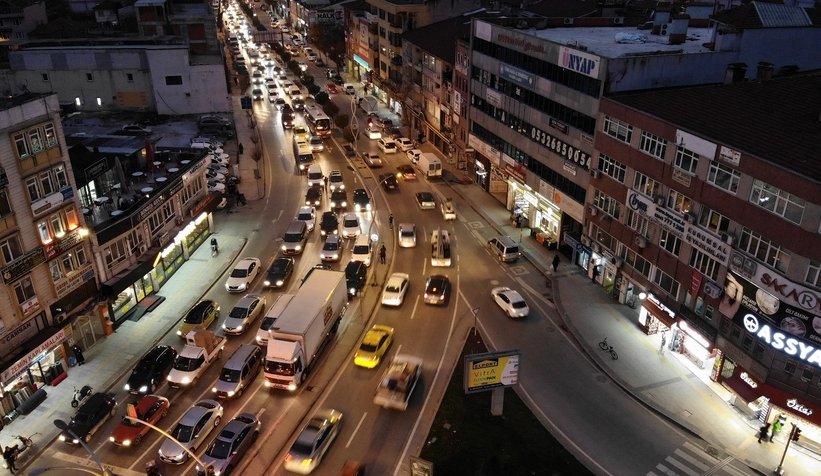 Sokağa çıkma yasağına saatler kala trafik kilitlendi