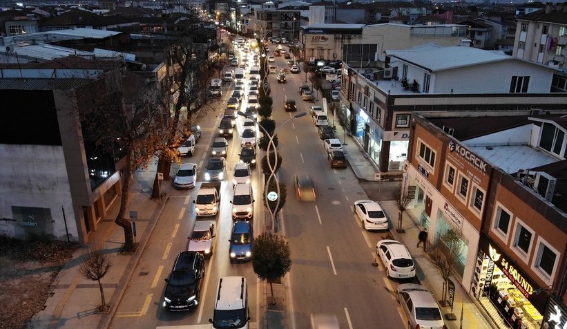 Sokağa çıkma yasağına saatler kala trafik kilitlendi