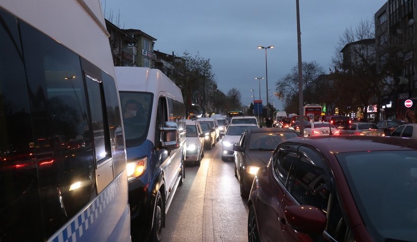 Sokağa çıkma yasağına saatler kala trafik kilitlendi