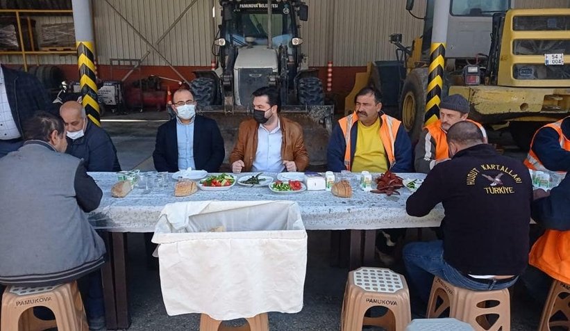 Sokağa çıkma yasağında mangal yaptılar