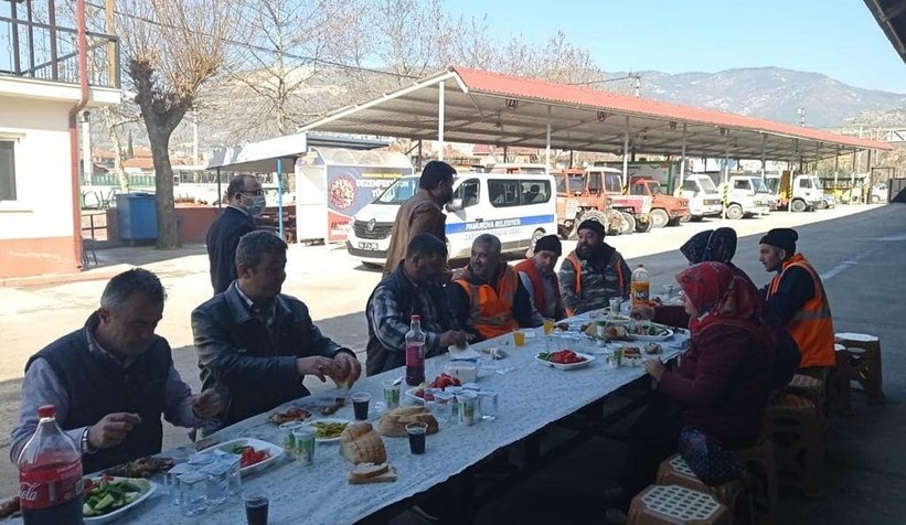 Sokağa çıkma yasağında mangal yaptılar