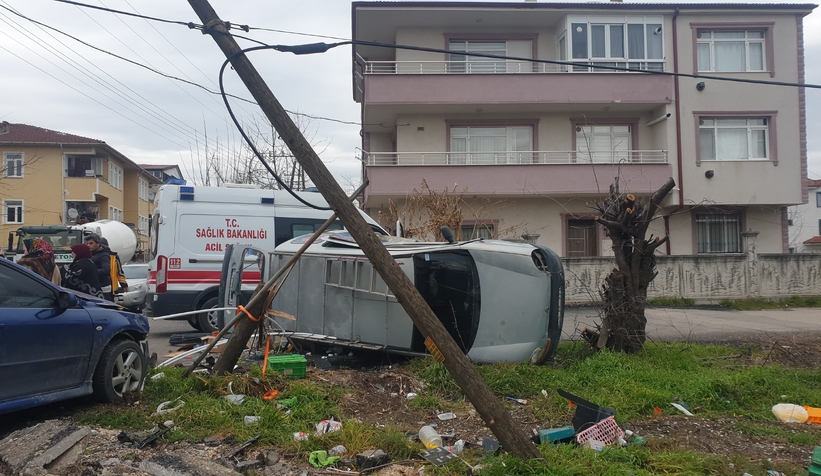 Sokak arasındaki kazada araçlar pert oldu