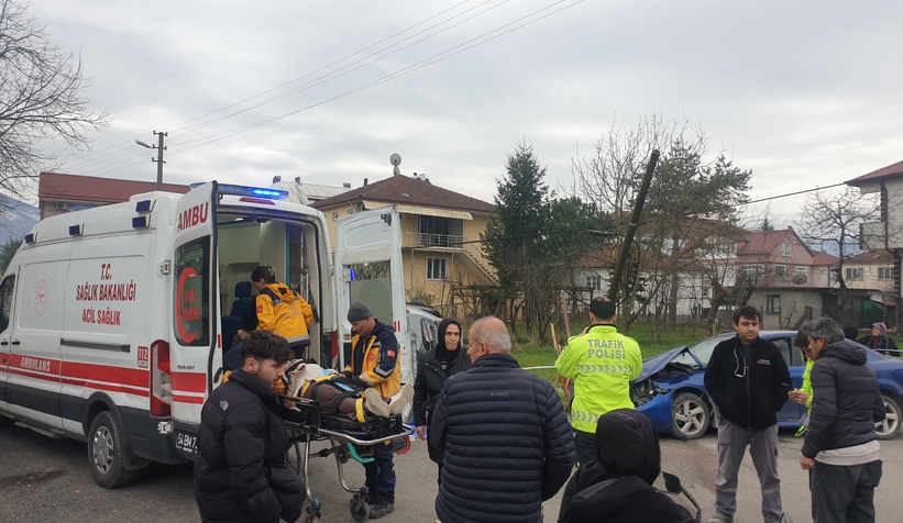 Sokak arasındaki kazada araçlar pert oldu