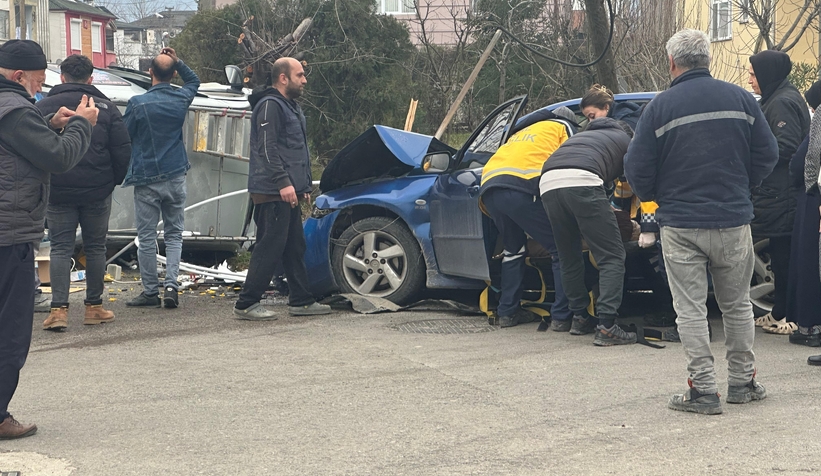 Sokak arasındaki kazada araçlar pert oldu
