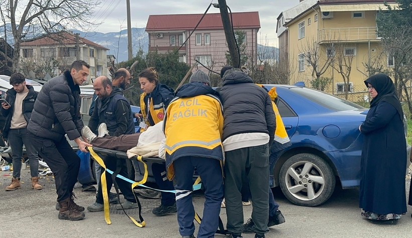 Sokak arasındaki kazada araçlar pert oldu