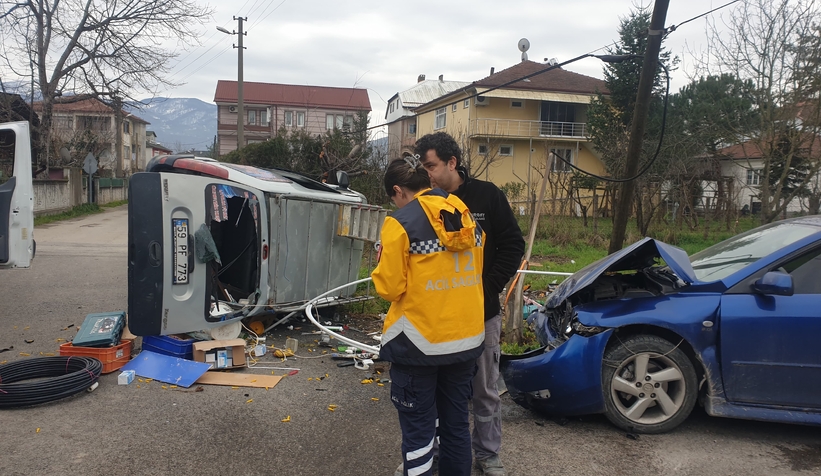 Sokak arasındaki kazada araçlar pert oldu