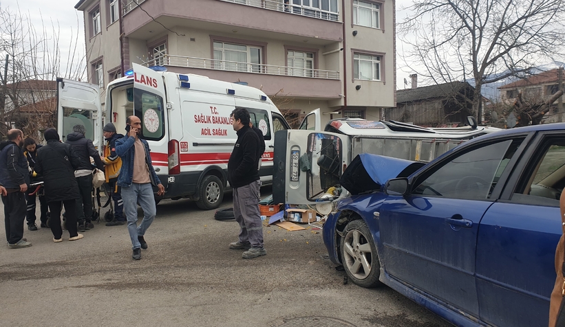 Sokak arasındaki kazada araçlar pert oldu