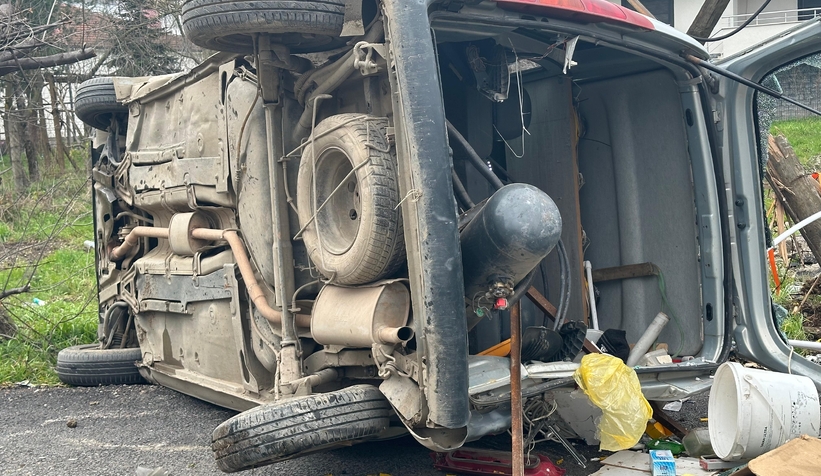 Sokak arasındaki kazada araçlar pert oldu