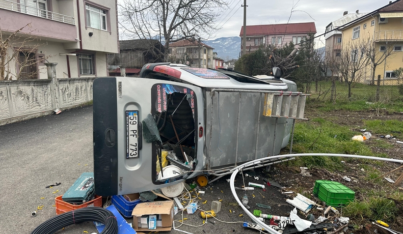 Sokak arasındaki kazada araçlar pert oldu