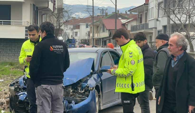 Sokak arasındaki kazada araçlar pert oldu