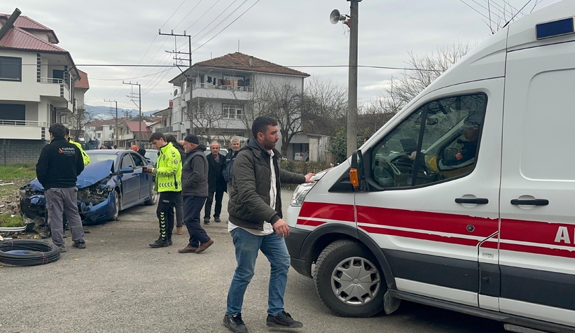 Sokak arasındaki kazada araçlar pert oldu