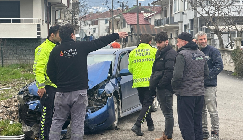 Sokak arasındaki kazada araçlar pert oldu