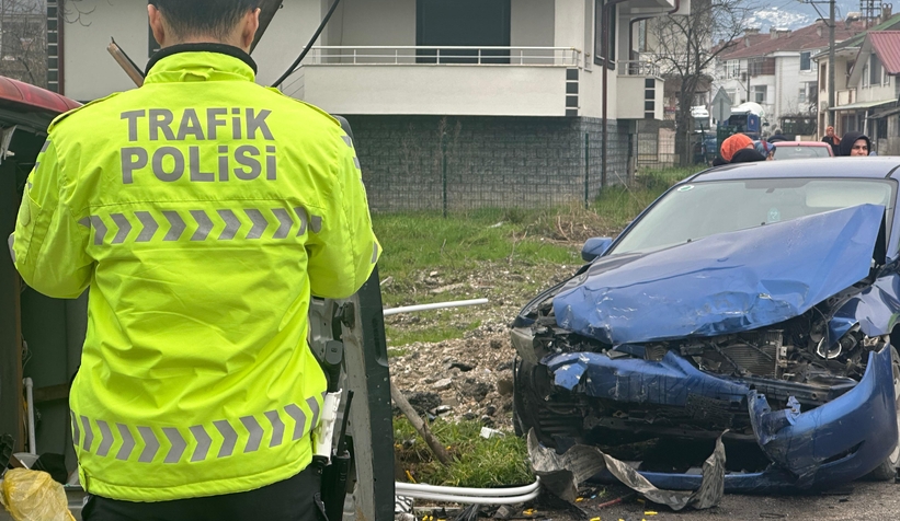 Sokak arasındaki kazada araçlar pert oldu