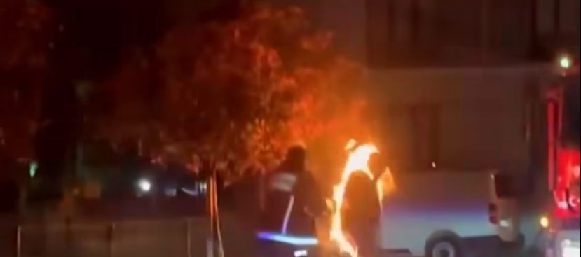 Sokak ortasında kendini yaktı