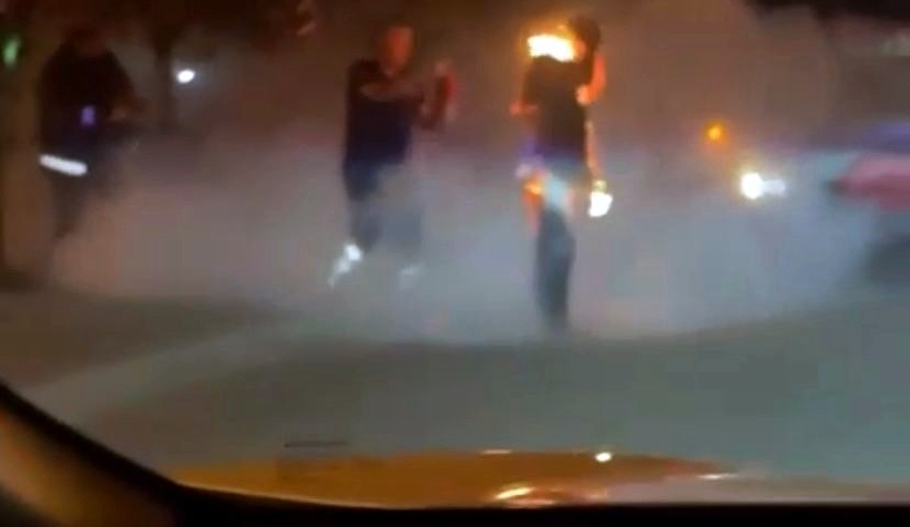 Sokak ortasında kendini yaktı