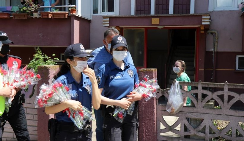 Sokak sokak gezip karanfil dağıttılar