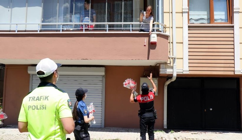 Sokak sokak gezip karanfil dağıttılar