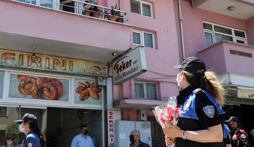 Sokak sokak gezip karanfil dağıttılar