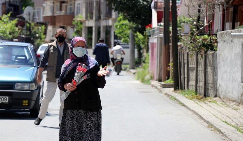 Sokak sokak gezip karanfil dağıttılar