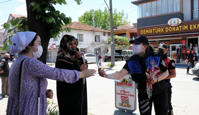 Sokak sokak gezip karanfil dağıttılar