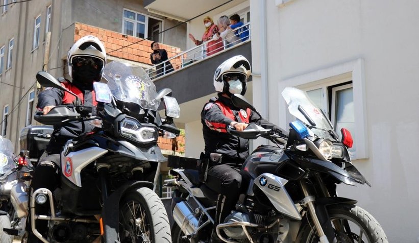 Sokak sokak gezip karanfil dağıttılar