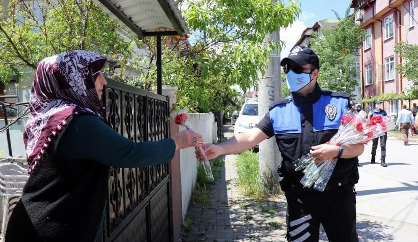 Sokak sokak gezip karanfil dağıttılar