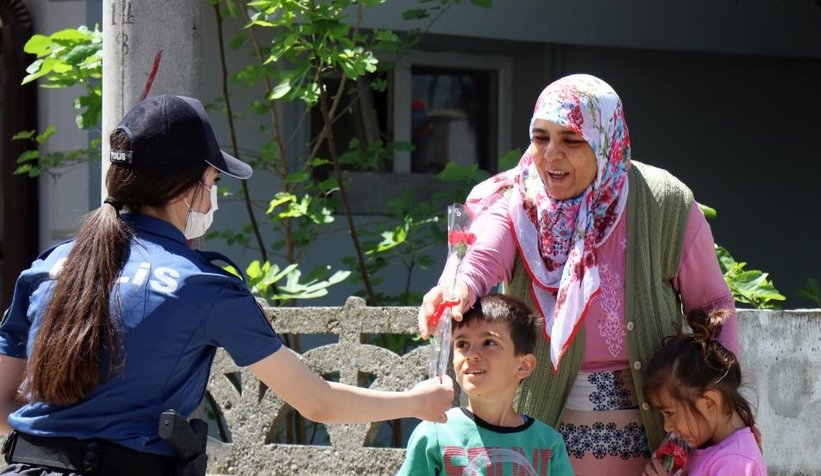 Sokak sokak gezip karanfil dağıttılar