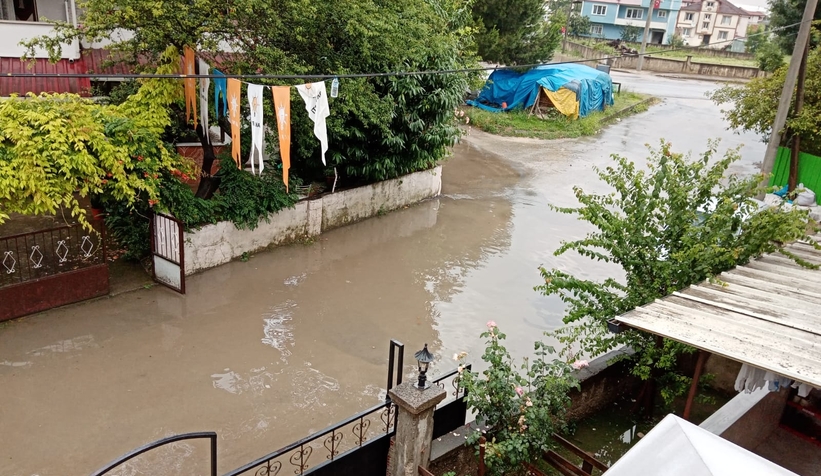 Sokakları yağmurda göle döndü
