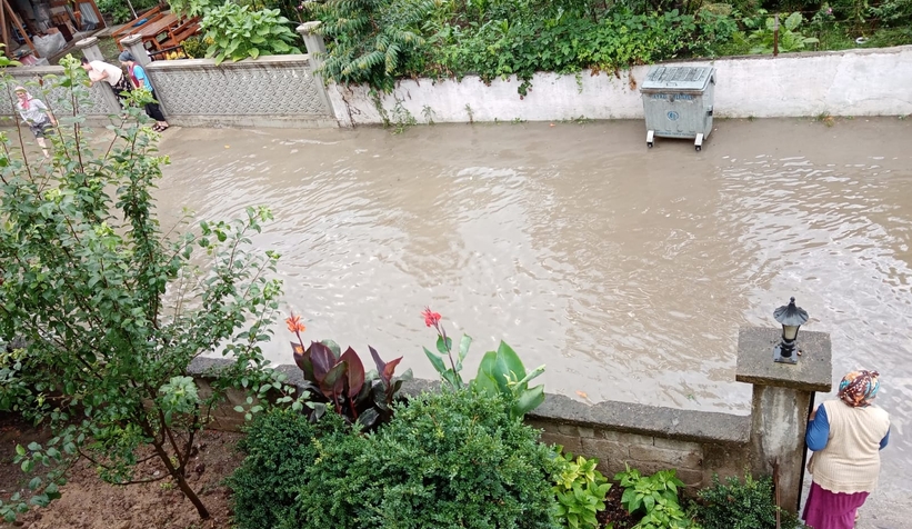 Sokakları yağmurda göle döndü