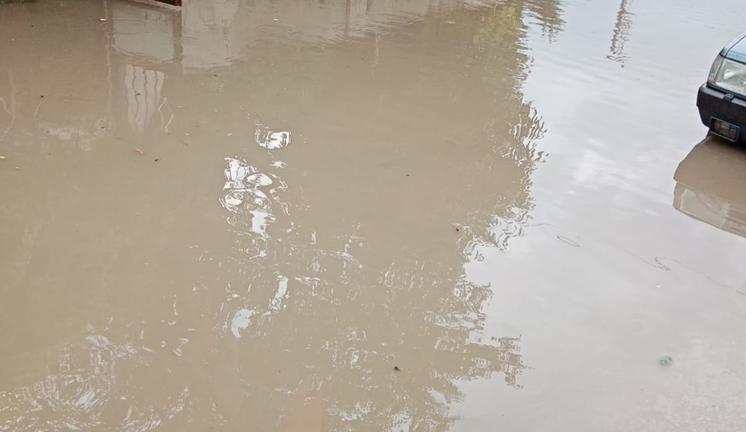 Sokakları yağmurda göle döndü