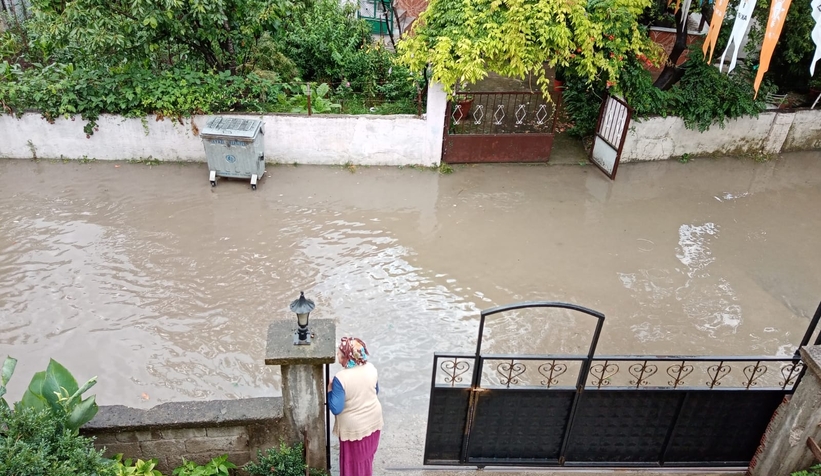 Sokakları yağmurda göle döndü