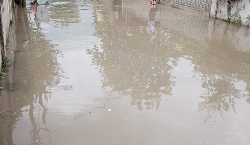 Sokakları yağmurda göle döndü