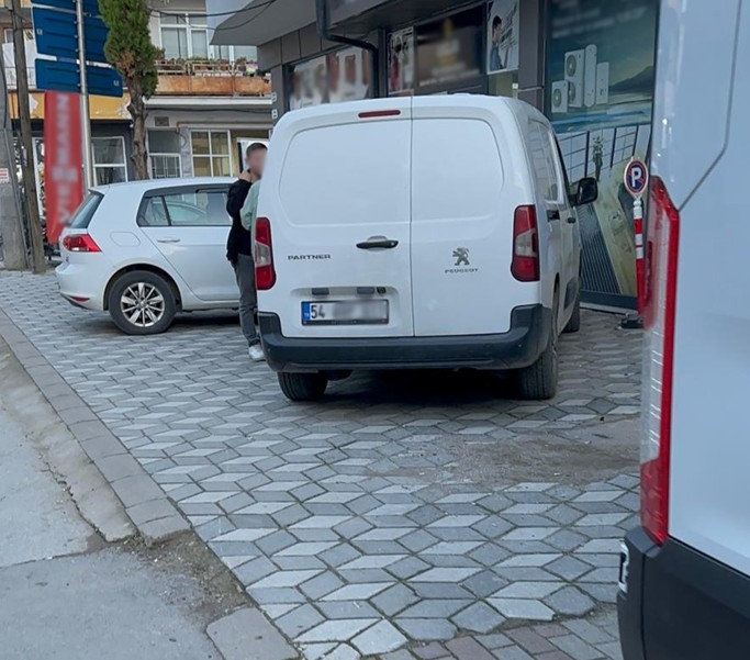 sorumsuzlar-kaldirimlari-araclarla-isgal-ettiynzweuzsa1
