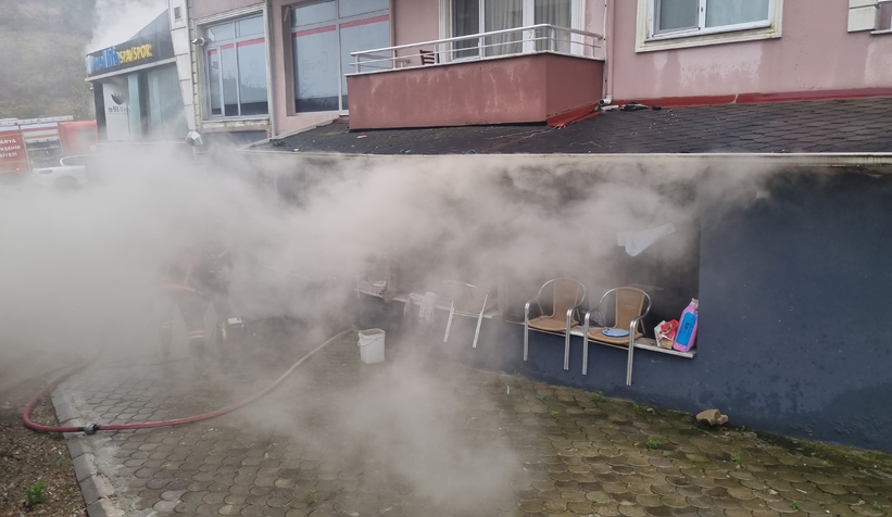 Spor salonunda yangın dumana boğdu