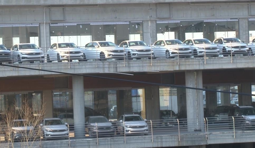 stokculuk-iddiasi-binlerce-sifir-arac-otoparkta-duruyorngz2szrqut