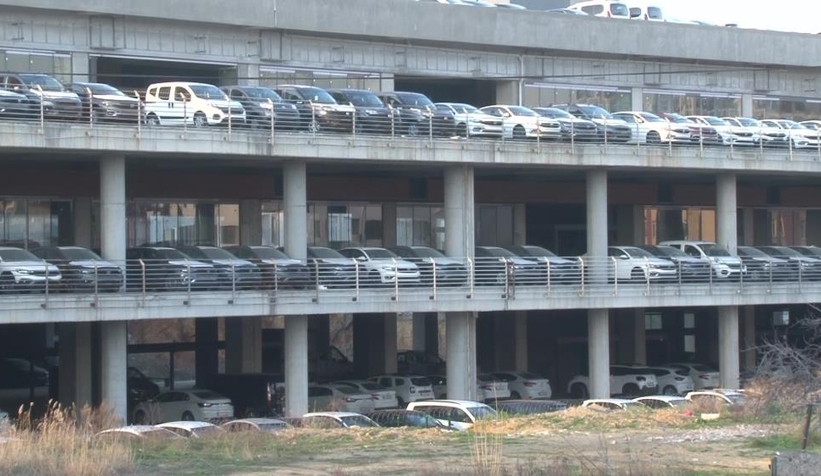 stokculuk-iddiasi-binlerce-sifir-arac-otoparkta-duruyorngz2szrqut