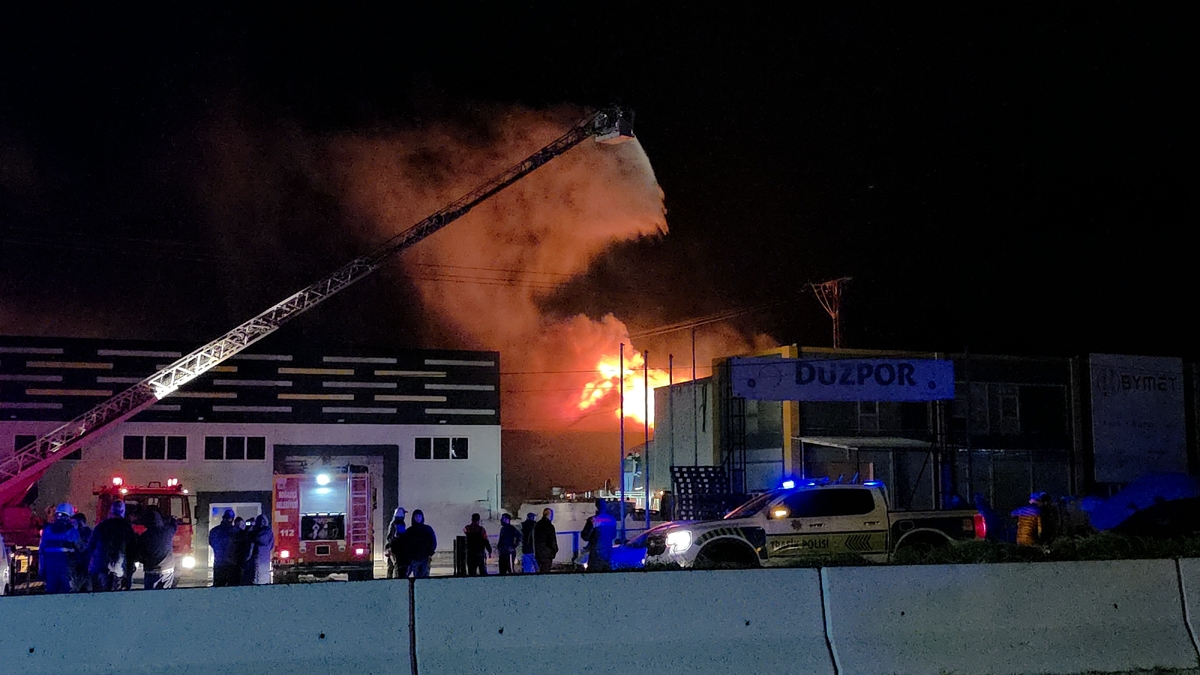 Strafor fabrikasında büyük yangın; Sakarya'dan ekipler sevk edildi