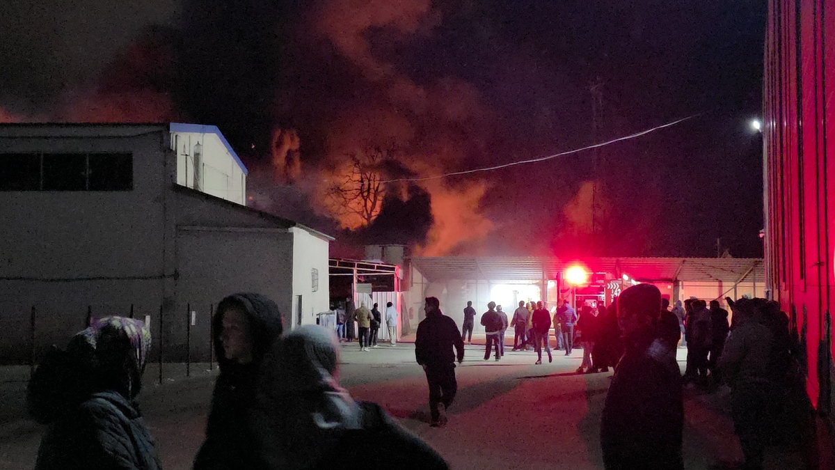 Strafor fabrikasında büyük yangın; Sakarya'dan ekipler sevk edildi