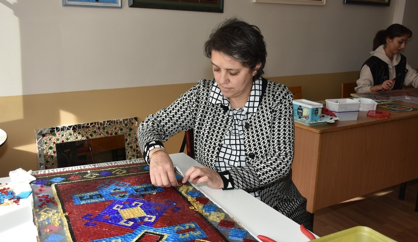 stresten-uzak-tutan-hobi-cam-mozaik-sanatirlbhsxnpyu