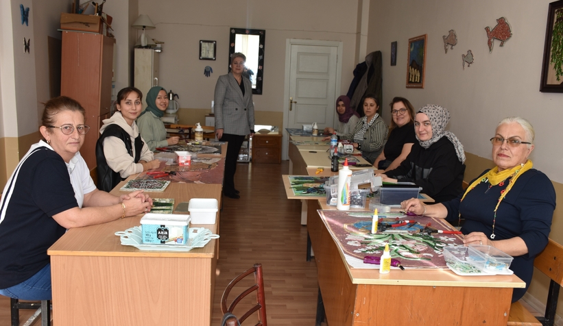 stresten-uzak-tutan-hobi-cam-mozaik-sanatirlbhsxnpyu