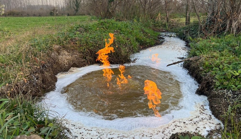 Su kuyusu deprem sonrası yanmaya başladı